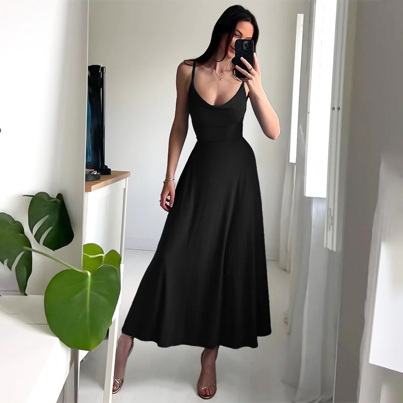 Donna in abito lungo nero elegante, scattando selfie in una stanza luminosa con piante. Moda femminile, abbigliamento da sera, stile sofisticato.