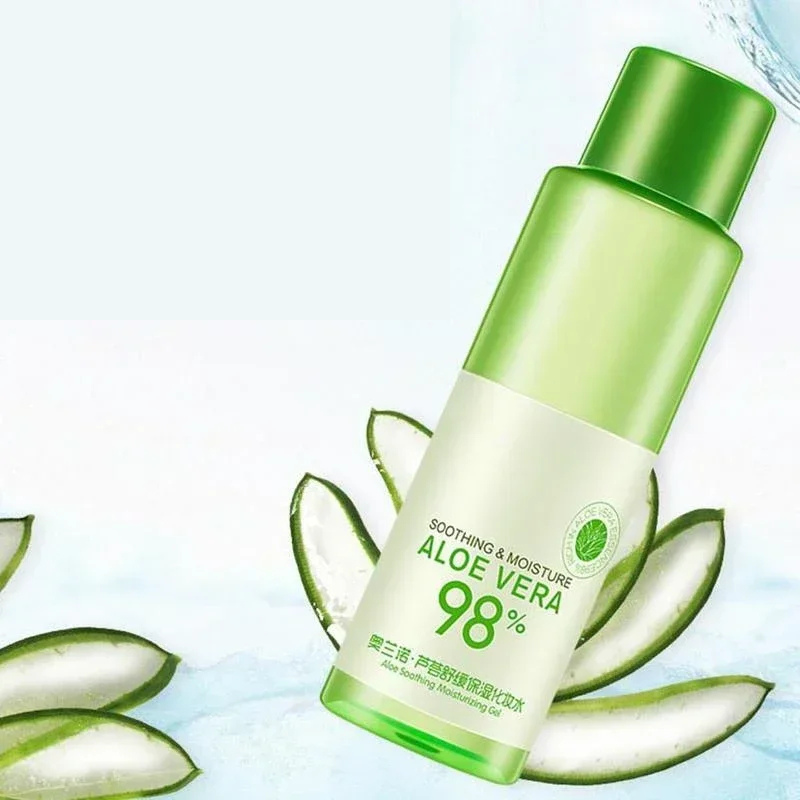 Bottiglia di gel idratante all'Aloe Vera 98% su sfondo con foglie di aloe. Prodotto per cura della pelle, idratazione e lenitivo naturale.