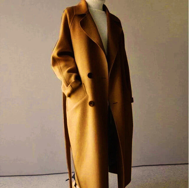 Cappotto lungo marrone da donna, elegante e caldo, con cintura e bottoni, perfetto per l'inverno. Stile classico, tessuto di alta qualità.