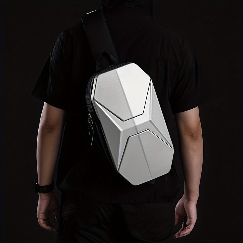 Zaino monospalla futuristico argento su uomo in abbigliamento nero, design moderno e minimalista, ideale per viaggi e uso quotidiano.