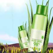 Bottiglia di gel Aloe Vera 98% su sfondo naturale, idratante e lenitivo. Prodotto skincare, cura della pelle, cosmetici naturali.