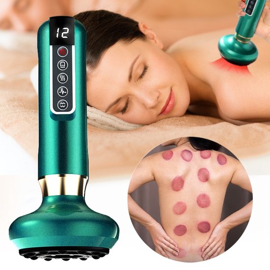 Dispositivo massaggio a percussione verde, schermo digitale, usato su schiena donna per terapia muscolare e sollievo dal dolore.