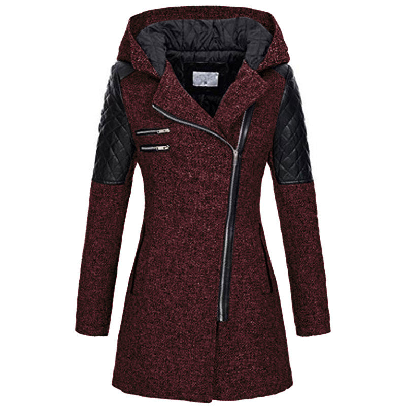 Cappotto donna invernale rosso scuro con cappuccio, chiusura zip asimmetrica, maniche in ecopelle trapuntata, stile elegante e moderno.