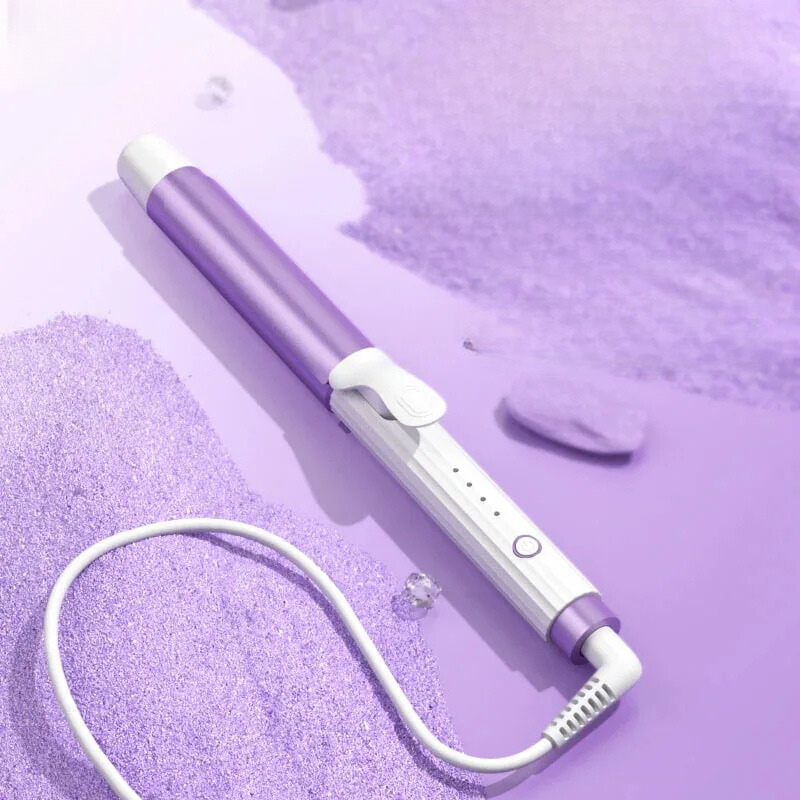 Ferro arricciacapelli viola su sfondo lilla, design elegante, cavo girevole, ideale per ricci definiti e styling professionale.