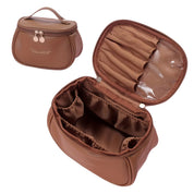 Borsa cosmetica marrone in pelle sintetica con scomparti interni, cerniera dorata e manico superiore. Ideale per trucco e accessori da viaggio.