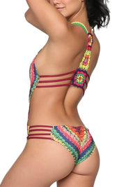 Costume da bagno intero donna, crochet multicolore, design a strisce laterali, spalline larghe, stile estivo, moda mare, tendenza 2023.