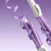 Ferro arricciacapelli viola con nastro decorativo, design elegante, manico ergonomico, sfondo sfumato. Accessorio styling capelli professionale.