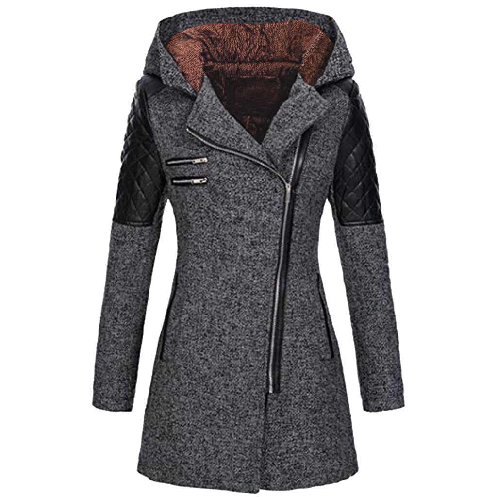 Cappotto donna invernale grigio con cappuccio, dettagli in pelle nera, chiusura zip asimmetrica, maniche trapuntate. Elegante e caldo.