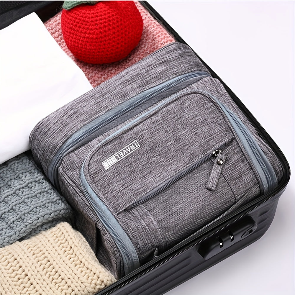 Valigia aperta con organizer da viaggio grigio, tessuto resistente, zip doppia, ideale per abbigliamento. Accessorio essenziale per viaggi ordinati.