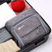 Valigia aperta con organizer da viaggio grigio, tessuto resistente, zip doppia, ideale per abbigliamento. Accessorio essenziale per viaggi ordinati.