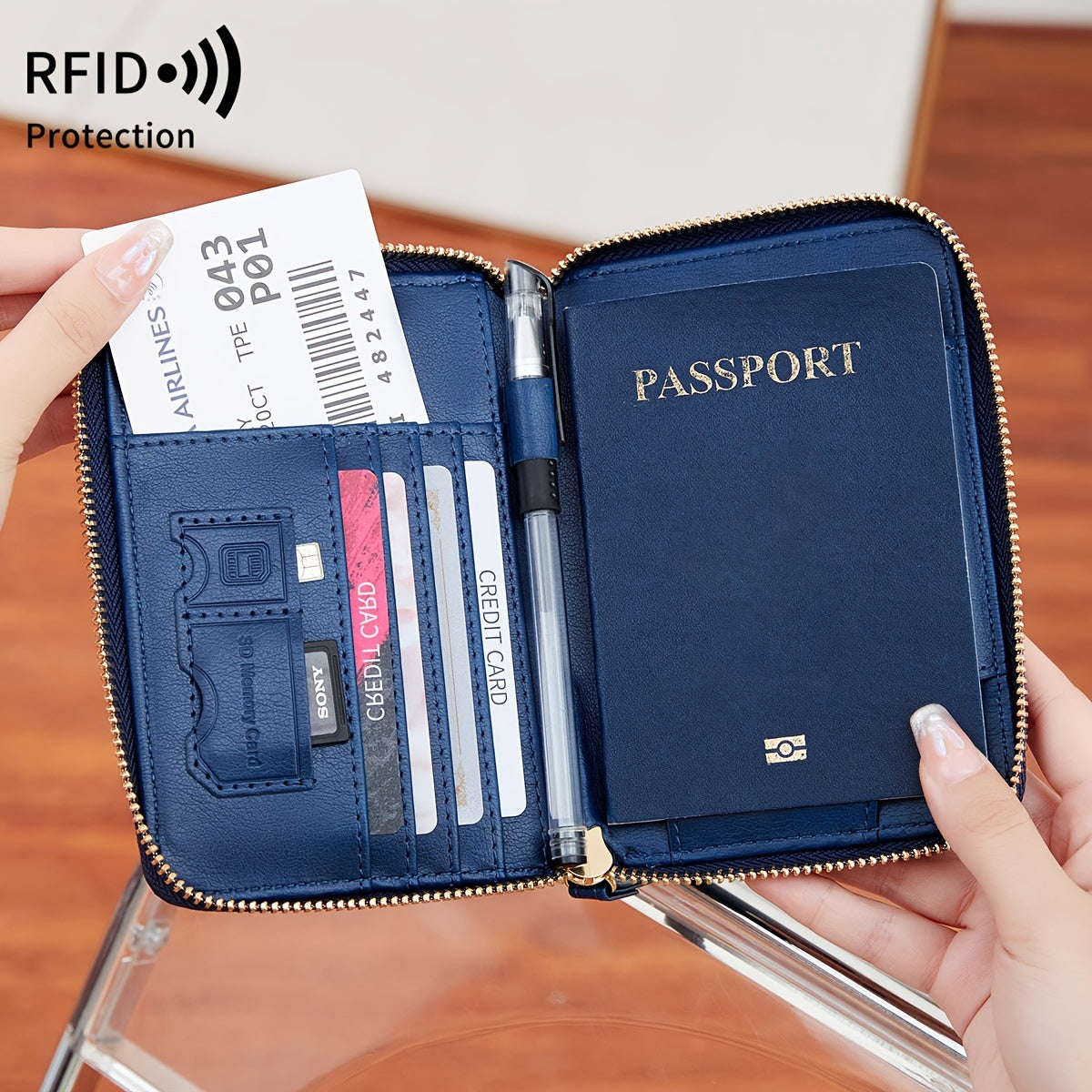 Portafoglio da viaggio in pelle blu con protezione RFID, contenente passaporto, carte di credito e biglietto aereo. Accessorio elegante e funzionale.
