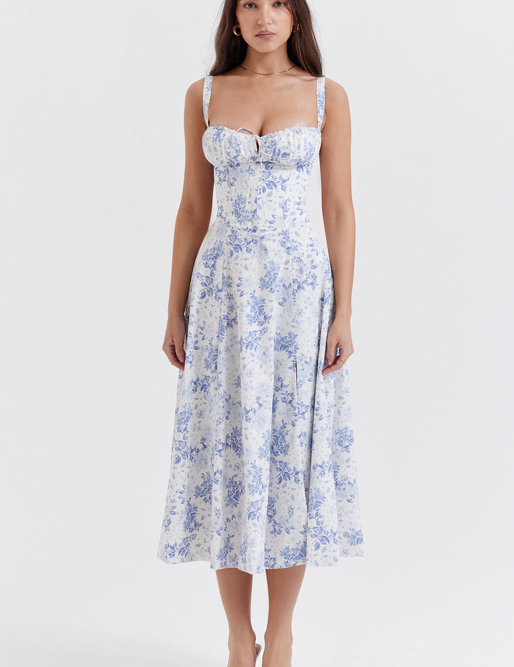 Abito estivo donna floreale bianco e blu, lunghezza midi, spalline sottili, scollo a cuore, perfetto per occasioni casual ed eleganti.