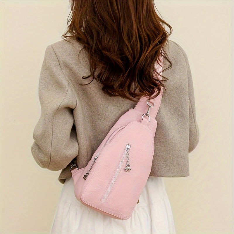 Donna con zaino rosa in pelle, indossa giacca beige. Accessorio moda femminile, elegante e pratico per uso quotidiano.