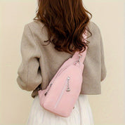 Donna con zaino rosa in pelle, indossa giacca beige. Accessorio moda femminile, elegante e pratico per uso quotidiano.