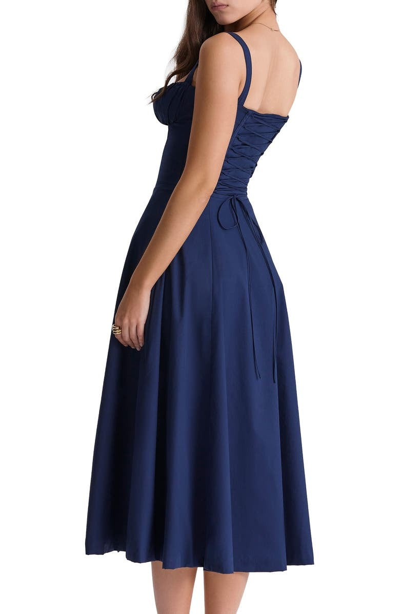 Abito midi blu scuro elegante con spalline sottili, design arricciato sul corpetto, perfetto per eventi formali e serate speciali.