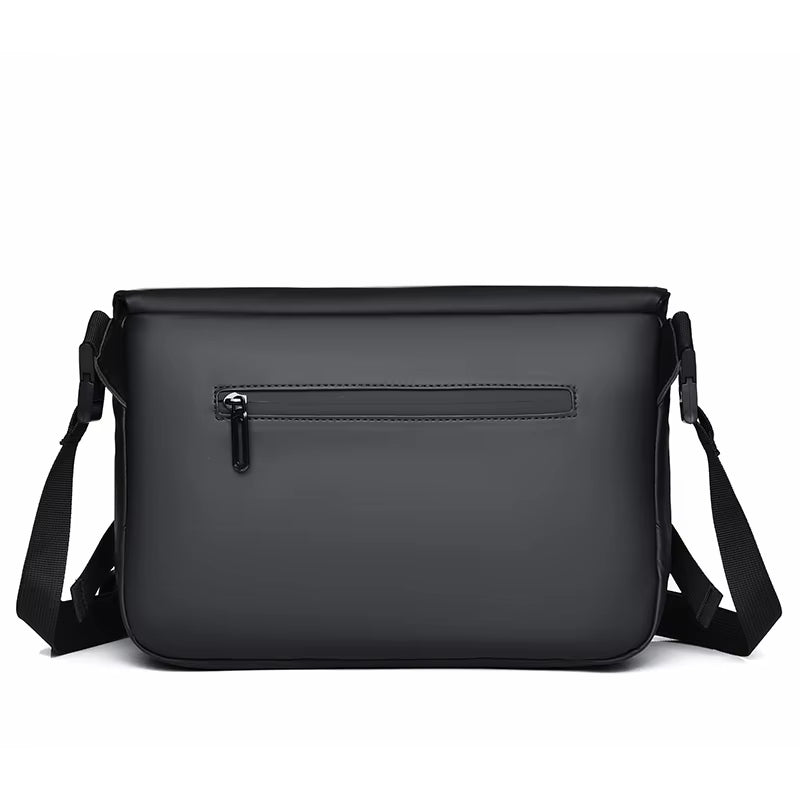 Borsa a tracolla nera unisex in pelle sintetica, con tasca frontale con zip e cinghia regolabile. Design moderno e versatile per ogni occasione.