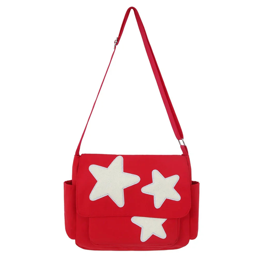 Borsa a tracolla rossa con stelle bianche, design moderno, tasche laterali, ideale per moda casual. Accessorio trendy per donna.