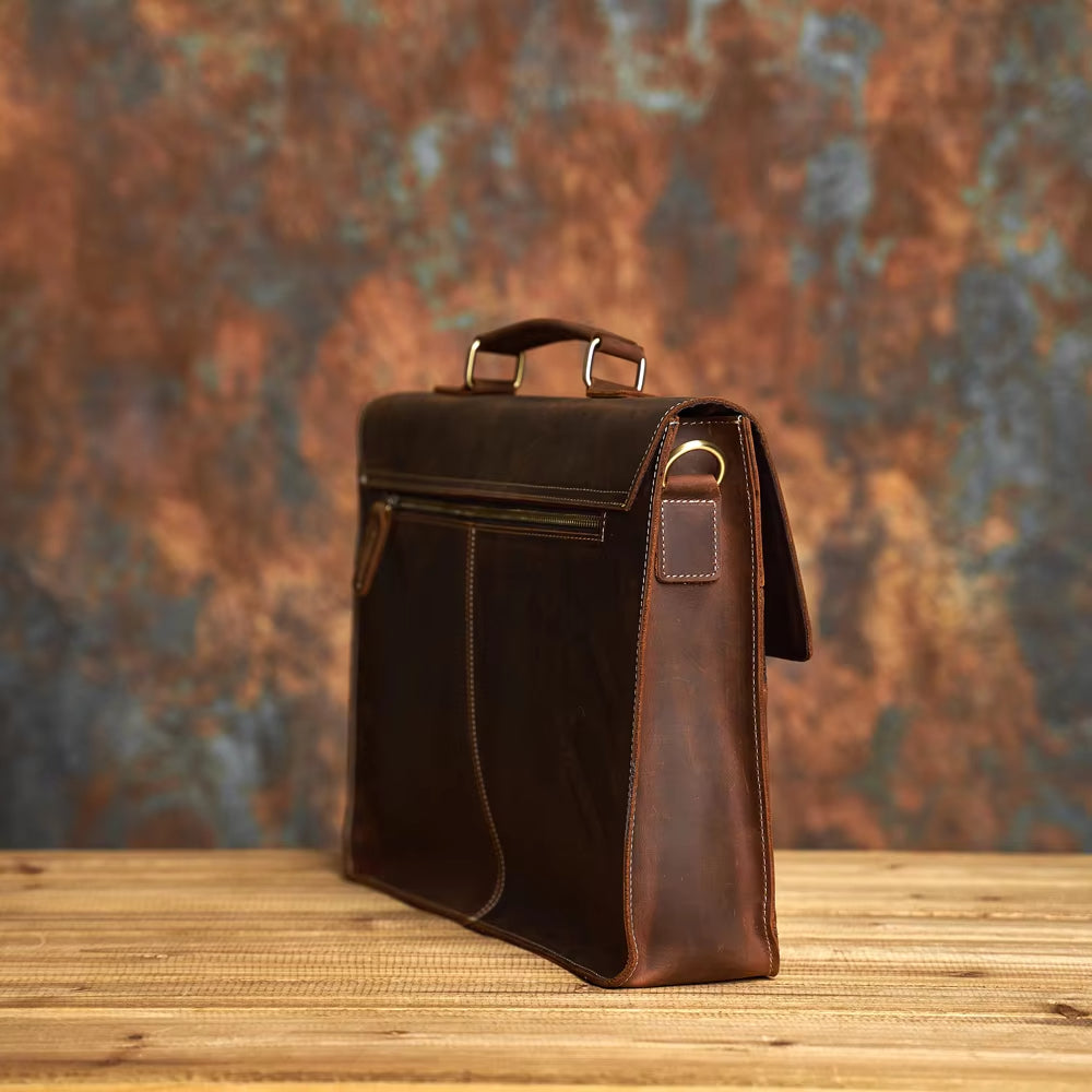 Elegante borsa ventiquattrore in pelle marrone su sfondo rustico, ideale per lavoro e ufficio. Design classico, alta qualità artigianale.