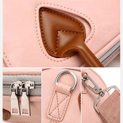 Zaino rosa in pelle con dettagli marroni, cerniera in metallo, anello a D e gancio. Design elegante e funzionale per moda e praticità.