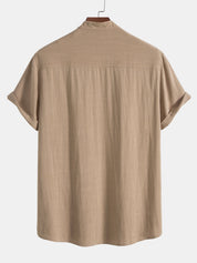 Camicia beige da uomo in lino, maniche corte, design casual, vista posteriore. Ideale per look estivi eleganti e confortevoli.