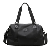 Borsone da viaggio nero impermeabile con manici regolabili, logo centrale, ideale per sport e weekend. Design elegante e funzionale.