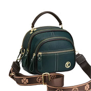 Borsa a tracolla verde scuro in pelle con manico superiore, doppia zip, tasche frontali e tracolla regolabile marrone con motivo decorativo.