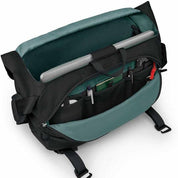 Borsa messenger nera aperta con scomparti organizzati, laptop, penne e accessori. Ideale per lavoro e viaggio. Design moderno e funzionale.