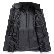 Giacca invernale da uomo aperta, colore nero, con fodera interna in tessuto liscio. Elegante e calda, ideale per la stagione fredda.