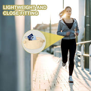 Donna che corre con marsupio leggero e aderente, ideale per sport e attività all'aperto. Accessorio pratico per trasportare oggetti personali.