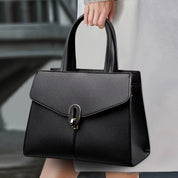 Borsa a mano in pelle nera elegante con chiusura a fibbia dorata, design moderno, ideale per moda femminile e accessori di lusso.