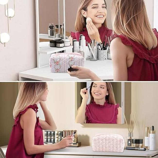 Donna che si trucca davanti a uno specchio, con una pochette cosmetica floreale su un tavolo da trucco. Prodotti di bellezza e specchio illuminato.
