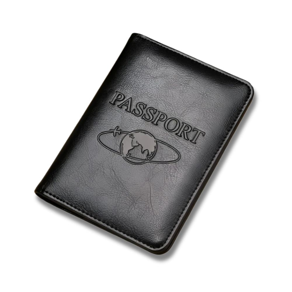 Custodia passaporto in pelle nera con incisione "Passport" e simbolo del globo, accessorio da viaggio elegante e protettivo.