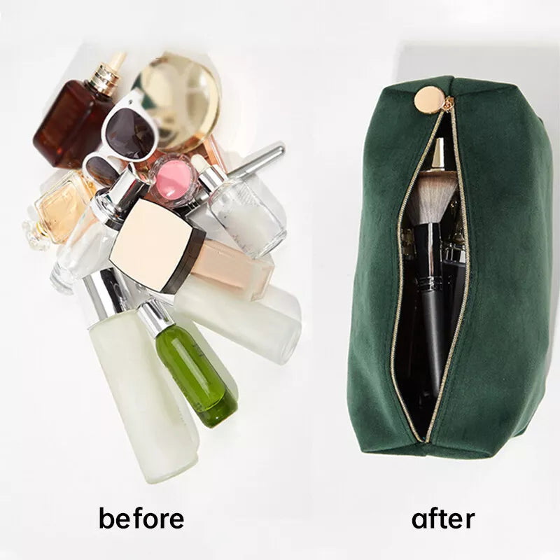 Prodotti cosmetici disordinati a sinistra e organizzati in una pochette verde a destra. Soluzione per organizzare trucchi e cosmetici.