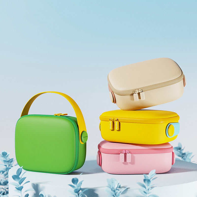 Quattro borse termiche colorate impilate su sfondo blu: verde, gialla, rosa e beige. Design moderno, ideale per picnic e viaggi.