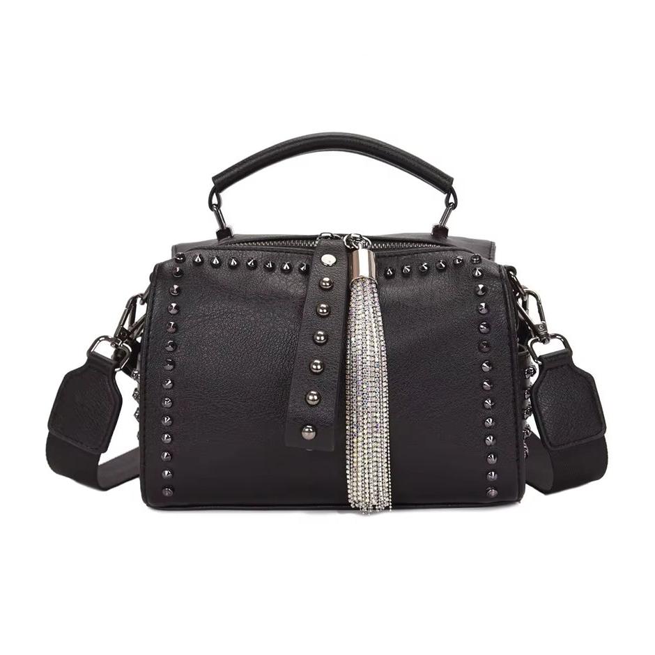 Borsa a tracolla nera in pelle con borchie e frange, design elegante e moderno, accessorio moda donna, perfetta per ogni occasione.