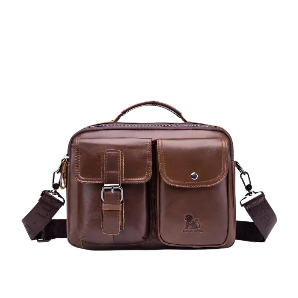 Borsa a tracolla in pelle marrone da uomo con tasche multiple, fibbia e cinghia regolabile. Elegante e funzionale per uso quotidiano.