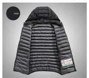 Giacca invernale nera con cappuccio, imbottitura trapuntata, design leggero, ideale per climi freddi. Tasche interne visibili.