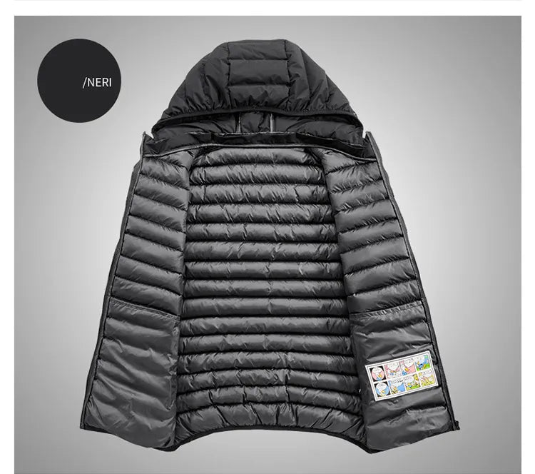 Giacca invernale nera con cappuccio, imbottitura trapuntata, design leggero, ideale per climi freddi. Tasche interne visibili.
