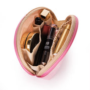 Astuccio trucco rosa a forma di cuore con scomparti, contenente rossetti, cipria, e prodotti cosmetici. Organizzatore make-up da viaggio.