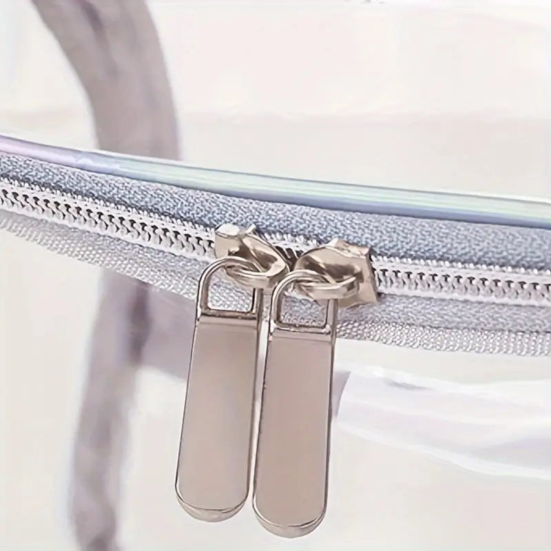 Zaino trasparente con cerniera argentata, doppio cursore. Design moderno, ideale per scuola e viaggio. Accessorio moda pratico e versatile.