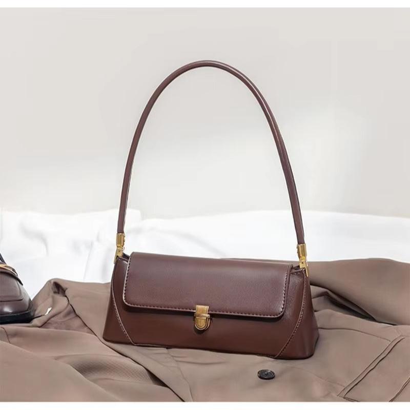 Borsa a spalla marrone in pelle su cappotto beige, design elegante e moderno, accessorio moda donna, chiusura con fibbia dorata.