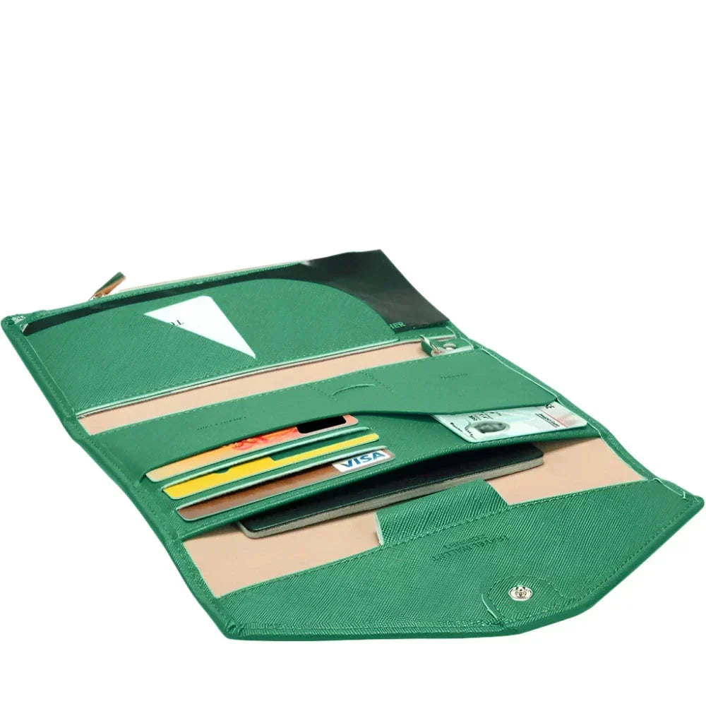 Portafoglio verde in pelle aperto con scomparti per carte di credito, banconote e documenti. Accessorio elegante e funzionale per uomo e donna.