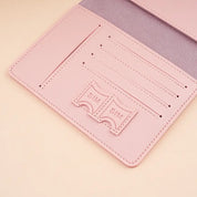 Portafoglio rosa in pelle con slot per carte di credito e SIM, design elegante e compatto, accessorio moda donna, organizzazione pratica.