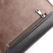 Borsa in pelle marrone con cerniera argentata e dettagli neri. Design elegante e moderno, ideale per moda e accessori di lusso.