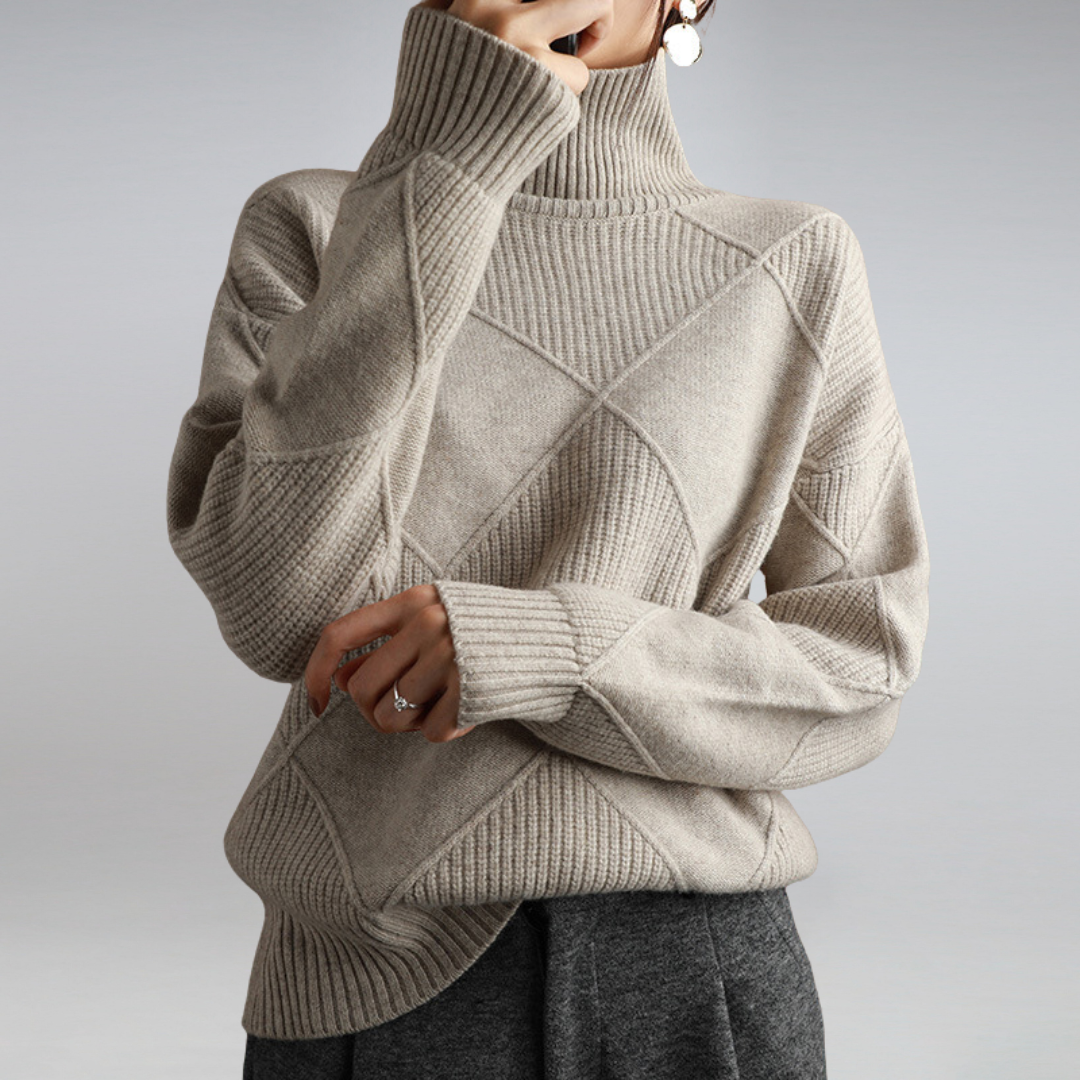 Maglione donna beige a collo alto, design a quadri, tessuto a coste, abbinato a pantaloni grigi. Elegante e caldo per l'inverno.