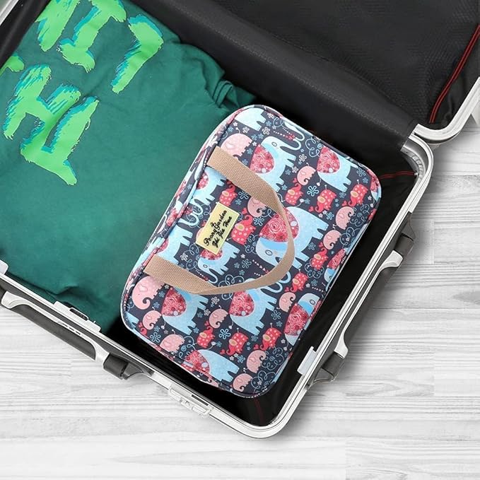 Valigia aperta con borsa organizer a fantasia elefanti e maglietta verde. Accessori viaggio, organizzazione bagagli, valigia cabina.