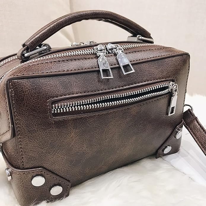 Borsa a tracolla in pelle marrone con cerniere argentate, design moderno e manico superiore. Accessorio moda elegante per donna.