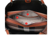 Interno borsa a tracolla in pelle marrone, scomparti multipli, fodera a quadri, chiusura con zip, design elegante e funzionale per donna.