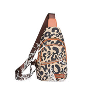 Zaino monospalla impermeabile con stampa leopardata, tasche multiple, tracolla regolabile in pelle marrone. Accessorio moda pratico e trendy.