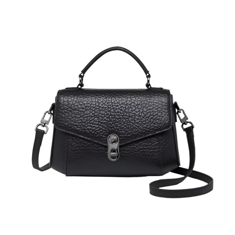 Borsa a mano in pelle nera con tracolla regolabile, chiusura a scatto argentata. Design elegante e moderno, ideale per ogni occasione.